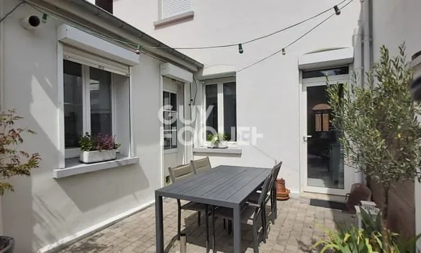 Maison d'environ 105 m² à vendre à PERONNE (80200)