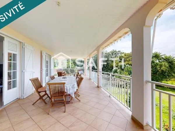 Villa avec T5 et T3. Excellent état. Potentiel