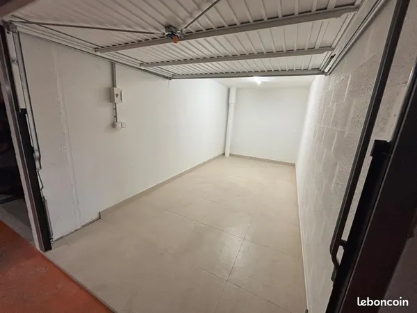 Garage fermé / Box à louer - 13 m²