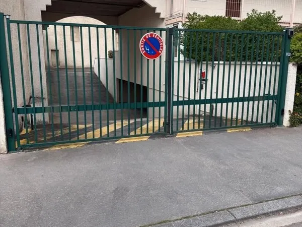 Garage fermé 2.5 x 5 en sous sol copro sécurisé