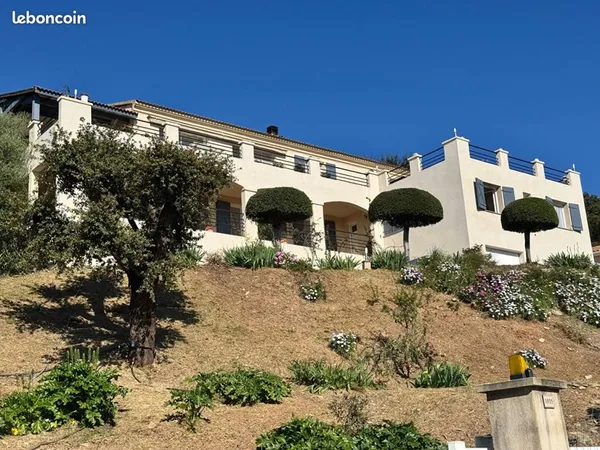 Maison 8 pièces 235 m²