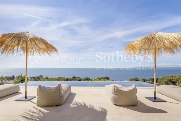 Villa contemporaine vue mer à Les Issambres - 435 m² d'élégance à deux pas des plages