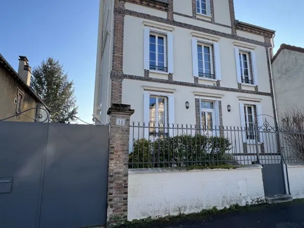 Maison de charme rénovée à 5 MIN d'une gare, secteur recherc