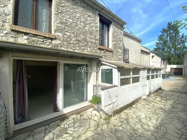 Maison de ville avec cour / terrasse et jardinet
