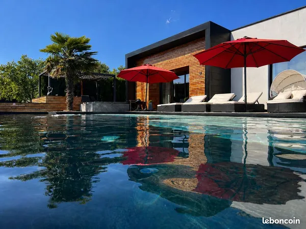 Villa design avec piscine chauffée 14m - vue sud - volumes exceptionnels - proche Sarlat