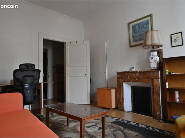 Grandes pièces dans immeuble ancien