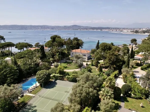 Villa d'exception en front de mer côté ouest du Cap d'Antibes avec piscine et tennis