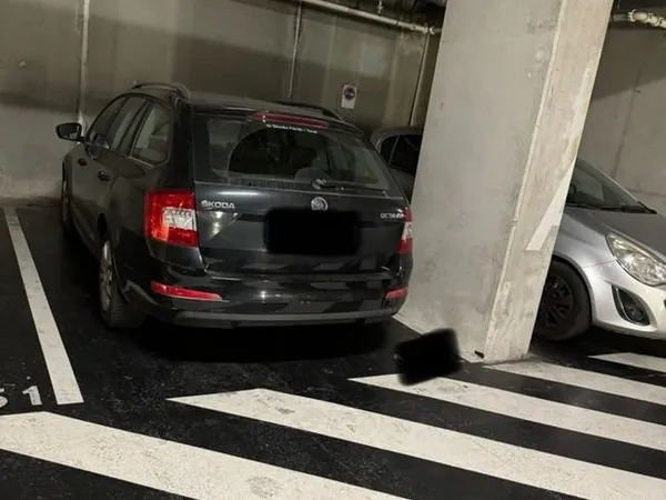 Vends place de parking entièrement sécurisé avec caméra