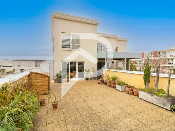Sublime Appartement Marseille T5 de 130 m2 + terrasse de 130m2 et 2 places de parking PMR