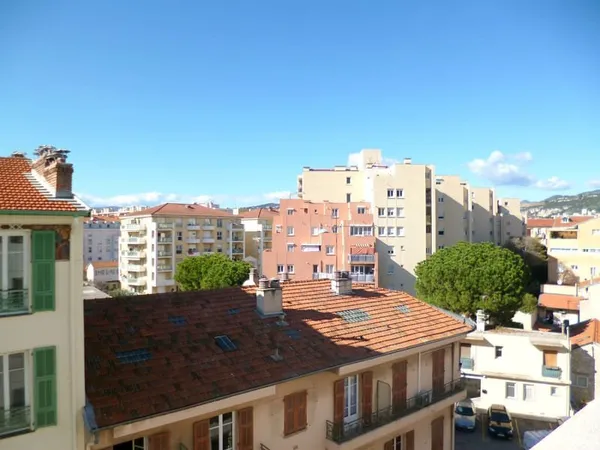 Nice RIQUIER : Confortable studio Climatisé avec Terrasse au