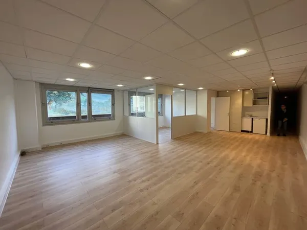 LA VARENNE BUREAUX HYPER CENTRE DANS IMMEUBLE DE STANDING