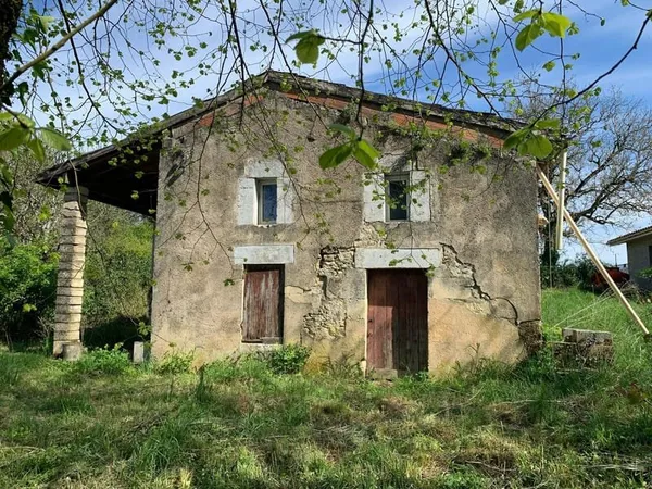 Maison en moellon, à rénover, avec jardin sur terrain de 1 5