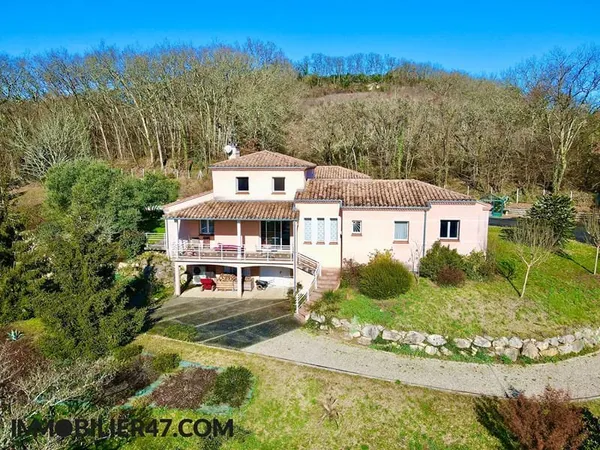 MAISON CONTEMPORAINE AVEC PISCINE ET GARAGE