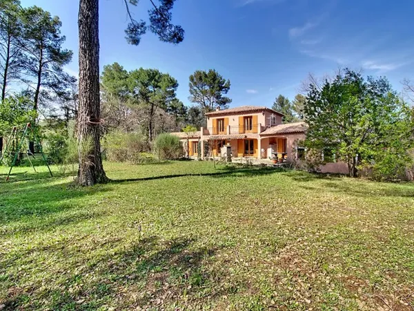 A VENDRE A CALLAS - MAISON de type T6/7 de 170m² environ sur grand terrain et double garage