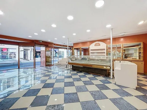 Local commercial 330 m²