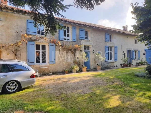 Belle maison en pierres avec jardin arboré