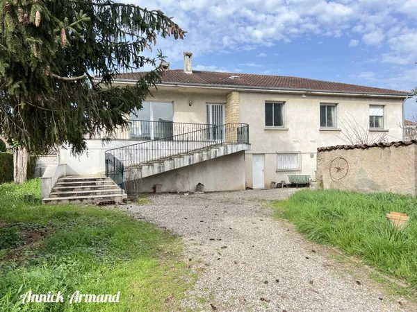 Vends maison à rénover avec vaste terrain