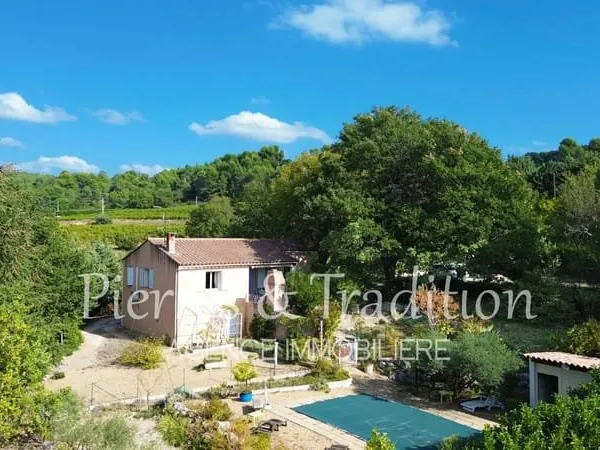 Apt, maison de plain pied avec grand terrain et piscine