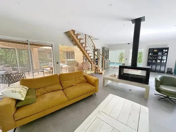 Maison contemporaine spacieuse et lumineuse avec piscine intérieure + un gite dans un cadre paisible