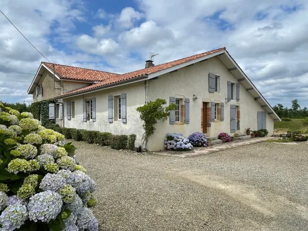 Ferme landaise rénovée avec dépendances sur terrain 2342m2