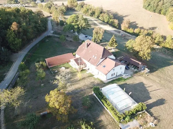 Studio meublé avec vue jardin - Cadre paisible et verdoyan. A 5 min de Lons-le-Saunier