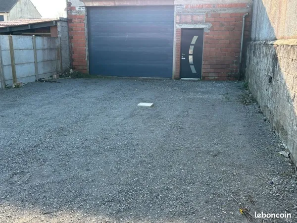 Local stockage/ atelier 90m2 avec parking privé 120 m2 a Ardres