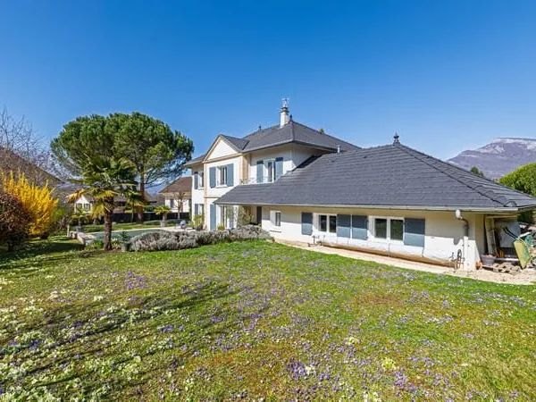 Maison Challes Les Eaux 223 m² -terrain 1330 m²