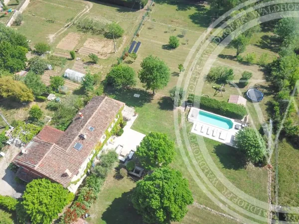 Authentique bastide rénovée avec piscine sur terrain presque pla