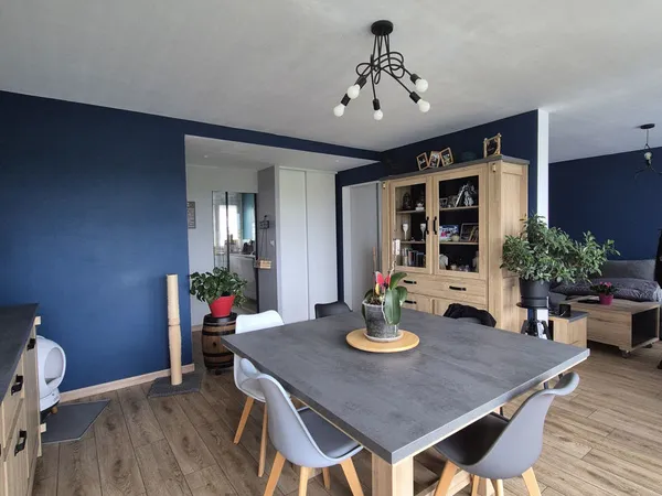 Appartement T4 entièrement rénové avec balcon, garage et parking Mâcon