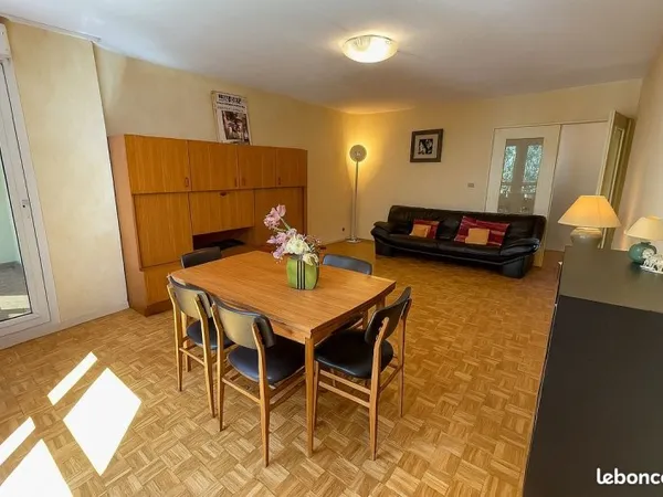 Spacieux T4 traversant de 88 m² avec loggia et balcon - Villeurbanne / Lyon 3 Part Dieu