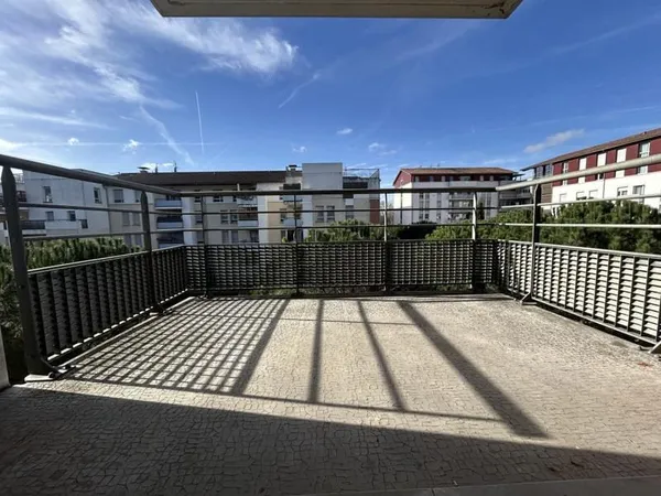 Pont Jumeaux 3 pièces Terrasse parking immeuble récent