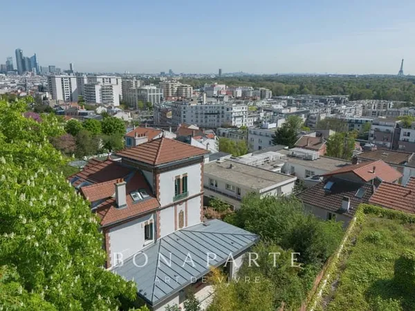 Vue Tour Eiffel - Maison familiale de 219 m² avec jardin de 550 m² - Adresse confidentielle