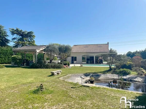 PROPRIETE avec Grande MAISON sur un terrain paysagé