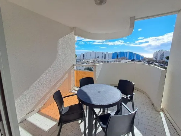 Appartement type 2 cabine traversant avec aperçu Mer.