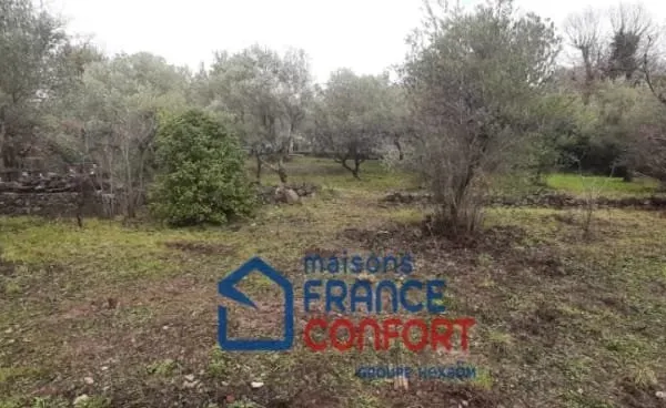 Terrain 700 m²