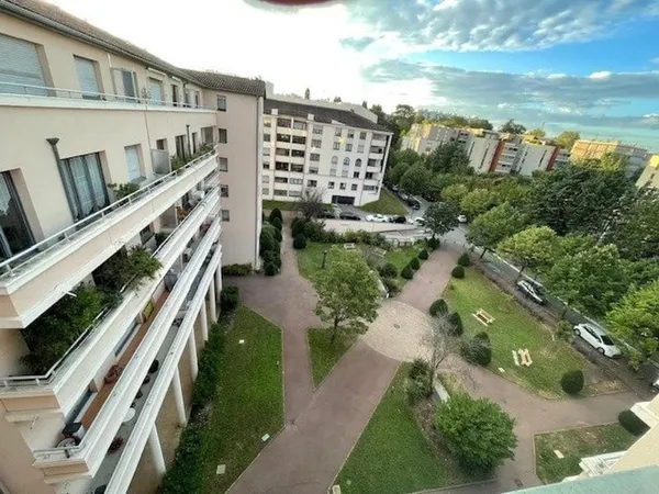 Un bien rare à deux pas de la mairie