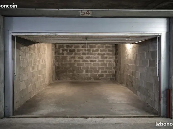 Box fermé 17m² - Hyper centre - accès rapide