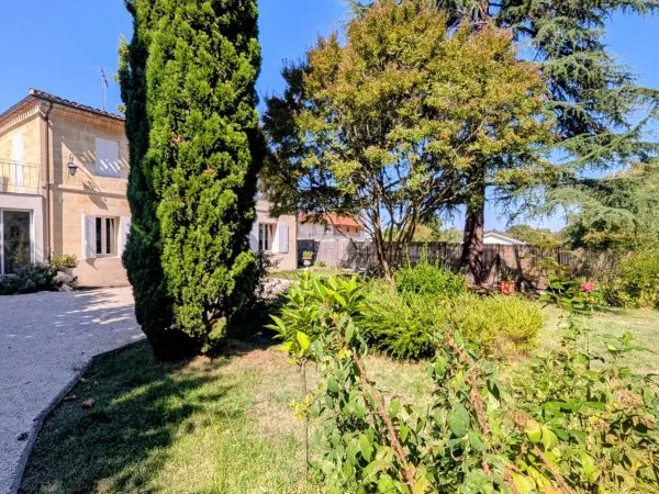 Magnifique bâtisse en pierre avec jardin arboré et piscine