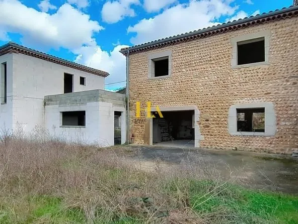 Châteauneuf-sur-Isère , idéal investisseur : bâtisse de 258 m² à finir de rénover, parcelle construc