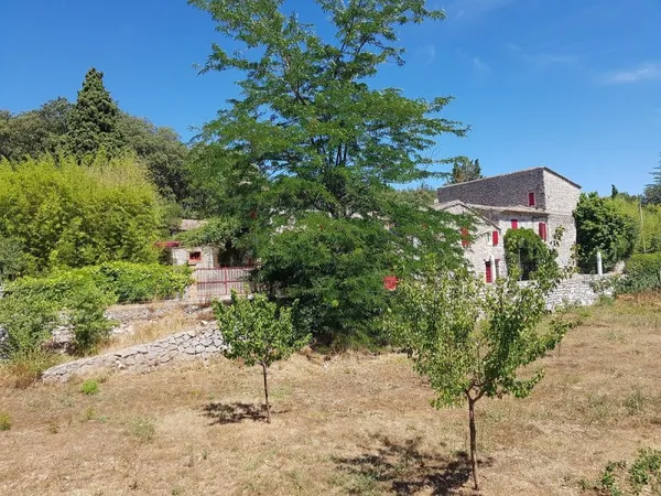 Mas Cévenol du XIIème entièrement rénové, avec activité d'accueil sur 7 hectares de terrain.