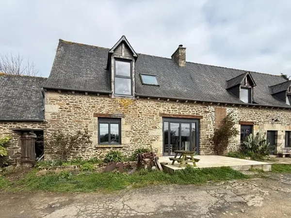Longère en pierre avec dépendances - Lanvallay