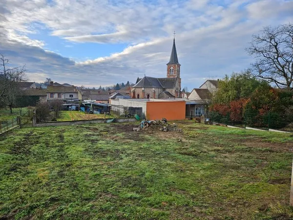 Terrain à batir 567 m² dans le bourg de Mariol proche de l' école