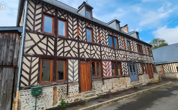 Maison avec salle des fêtes et dépendances