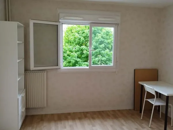À louer, appartement T1 bis meublé de 35 m² situé à Clermont-Ferrand, au 5e étage avec ascenseur