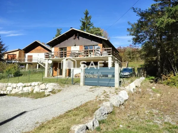 Maison de 106 m² sur 2 niveaux avec garage sur 764m² de terrain cloturé et parking exterieur