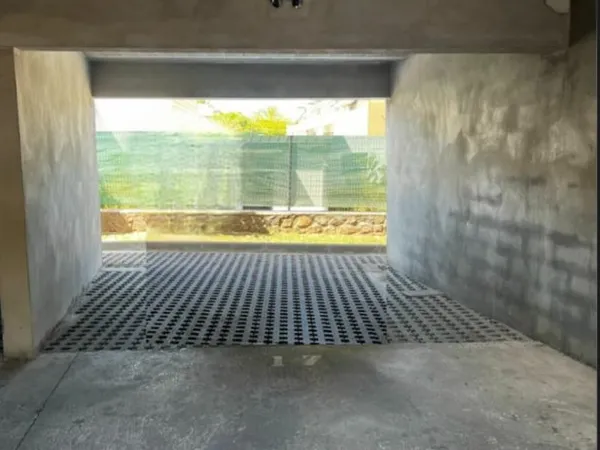 A VENDRE - PARKING SEMI-COUVERT - RESIDENCE SECURISEE - LA SALINE LES BAINS