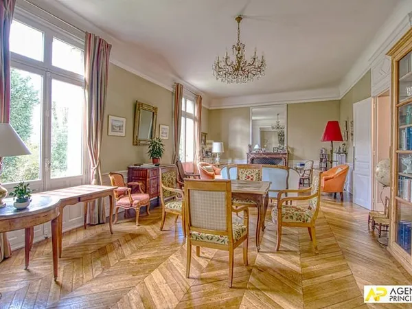 Versailles Porchefontaine Maison de 254 m² habitables avec sous-sol total sur un terrain de 1200 m²