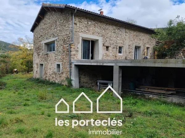 Magnifique bâtisse en pierres d'environ 200 m² sur 8 Hectares