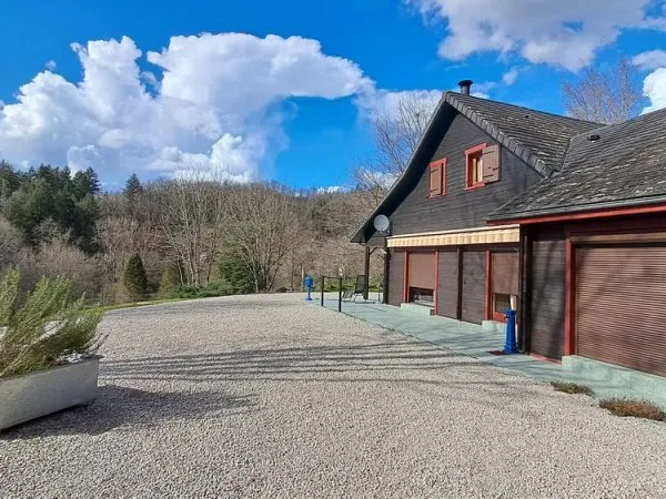Chalet lumineux, garage indépendant, grand terrain arb