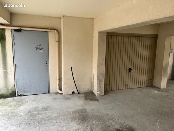 Grand Garage / Box double 35 m² Le Blanc-Mesnil - Proche Gare Drancy